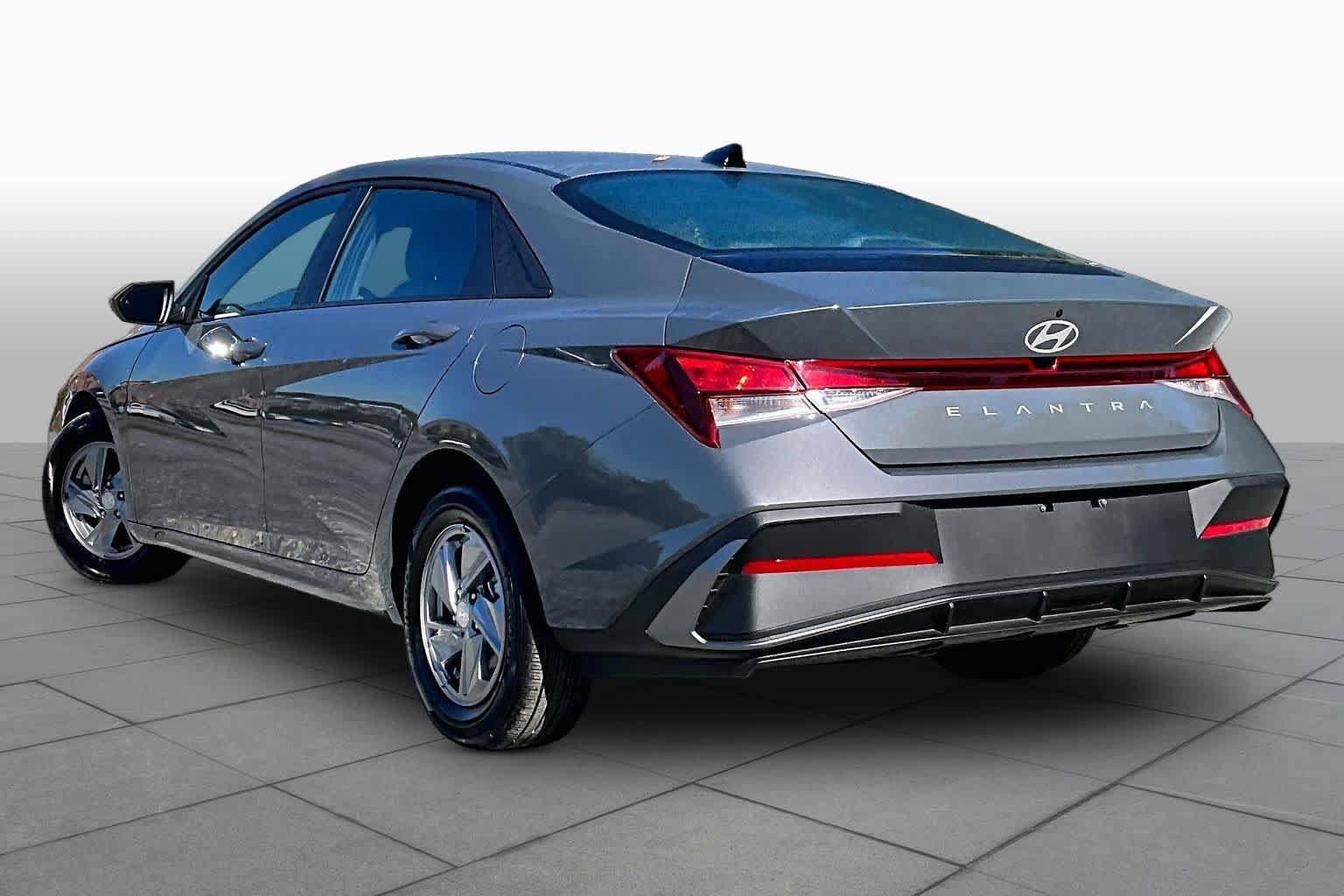 Used 2026 Hyundai Elantra SE FWD image 12