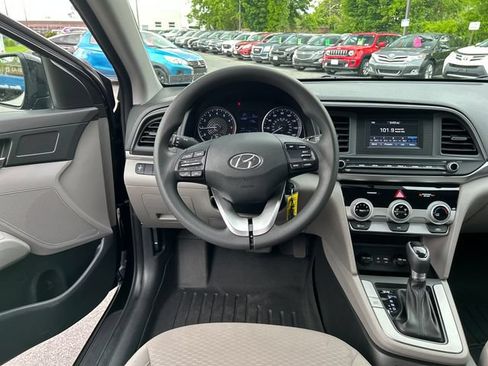 Used 2019 Hyundai Elantra SE FWD image 14