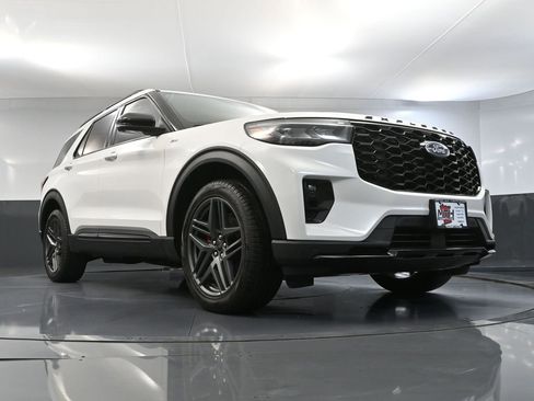 Used 2025 Ford Explorer ST-Line w/ ST-Line Street Pack image 61