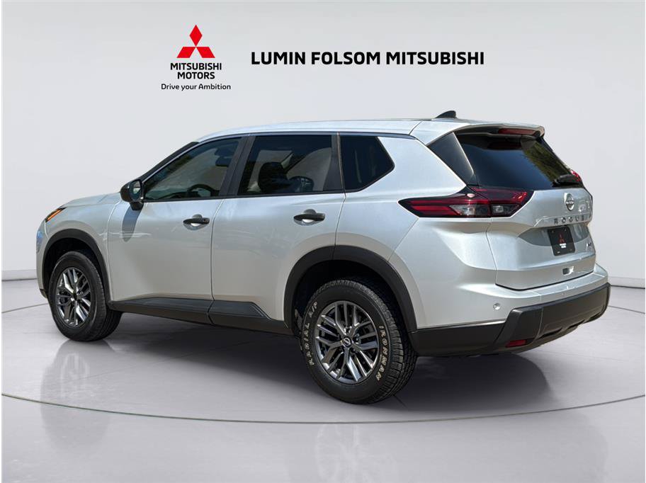Used 2024 Nissan Rogue S AWD/4WD image 3