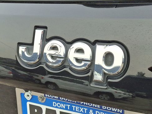 Used 2021 Jeep Grand Cherokee Laredo X image 28