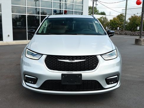 Used 2024 Chrysler Pacifica Touring-L FWD image 2