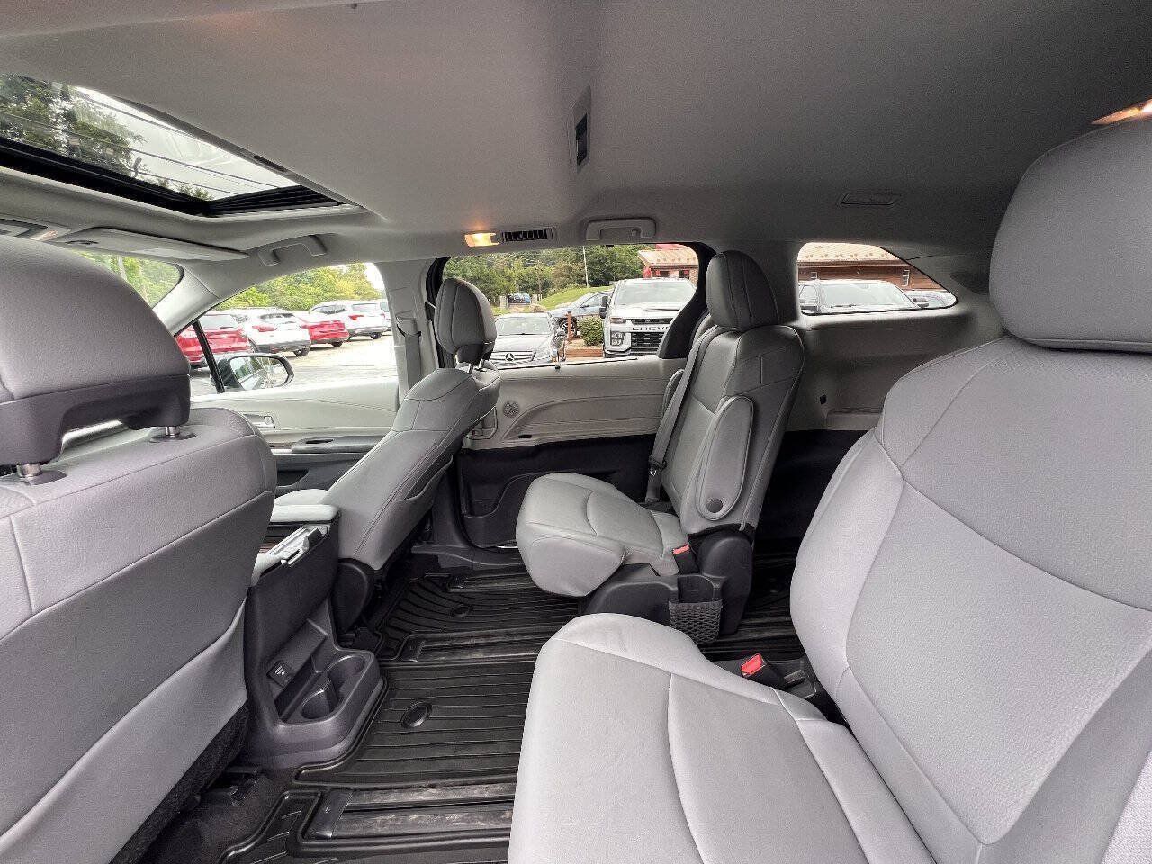 Used 2024 Toyota Sienna XLE w/ XLE Plus Package AWD/4WD image 34