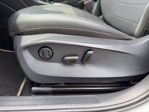 Used 2023 Volkswagen Taos SE w/ Panoramic Sunroof Package FWD image 11