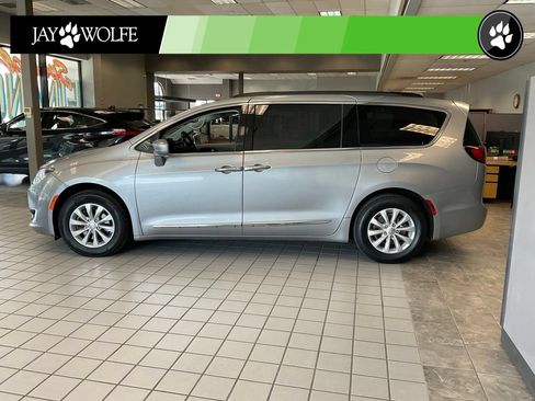 Used 2017 Chrysler Pacifica Touring-L FWD image 4