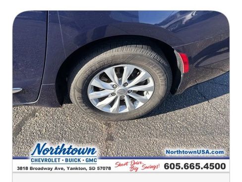 Used 2018 Chrysler Pacifica Touring-L image 9