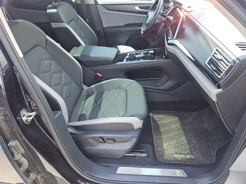 Used 2024 Volkswagen Atlas Peak Edition SEL AWD/4WD image 13