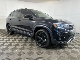 Used 2023 Volkswagen Taos SE w/ Panoramic Sunroof Package video 2