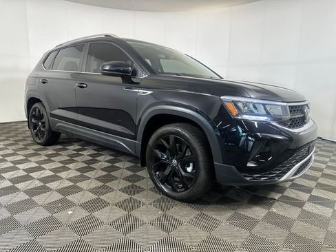 Used 2023 Volkswagen Taos SE w/ Panoramic Sunroof Package image 2