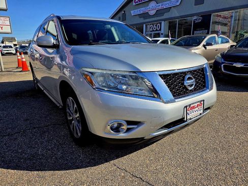 Used 2016 Nissan Pathfinder SV image 1