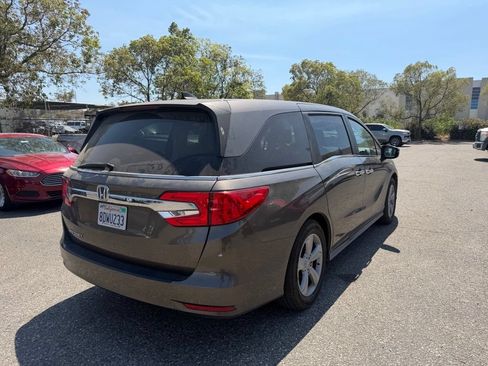Used 2018 Honda Odyssey EX image 3