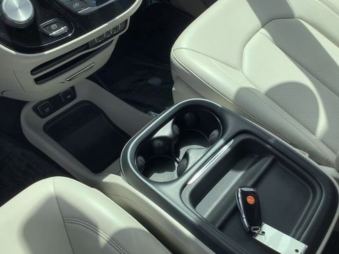 Used 2021 Chrysler Voyager Lxi image 18