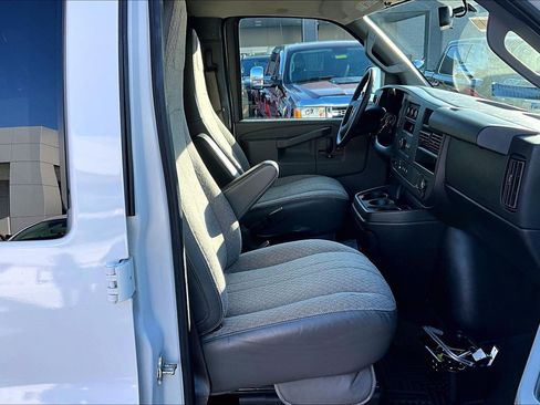 Used 2018 Chevrolet Express 2500 LT w/ LT Preferred Equipment Group image 7