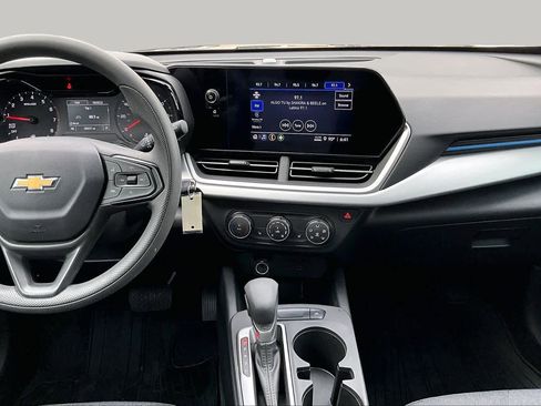 Used 2025 Chevrolet Trax LS w/ LS Convenience Package FWD image 7