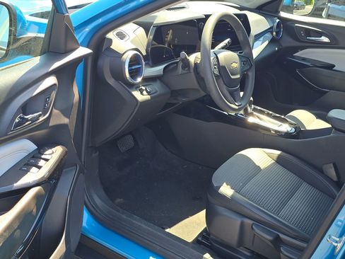 Used 2025 Chevrolet Trax LT FWD image 9