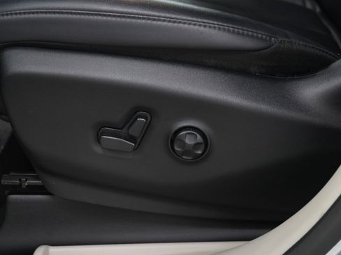 Used 2024 Chrysler Pacifica Touring-L image 30