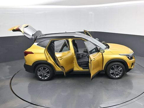Used 2023 Kia Seltos S w/ Navigation Package FWD image 18