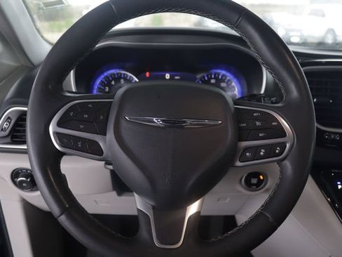 Used 2023 Chrysler Pacifica Touring-L image 10