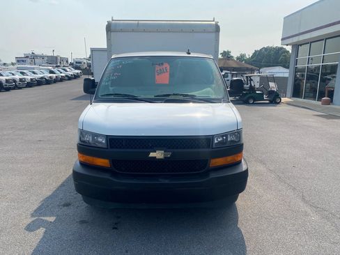 Used 2018 Chevrolet Express 3500 w/ Driver Convenience Package RWD image 2
