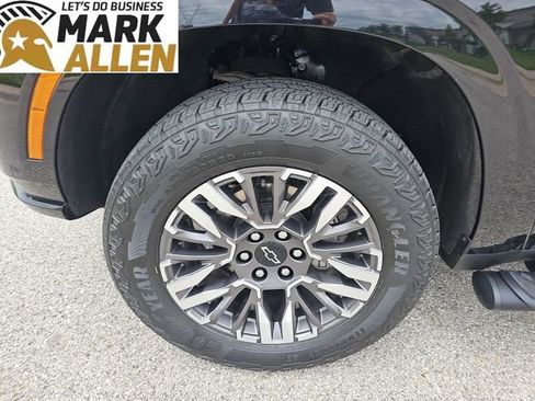 Used 2025 Chevrolet Suburban Z71 AWD/4WD image 33