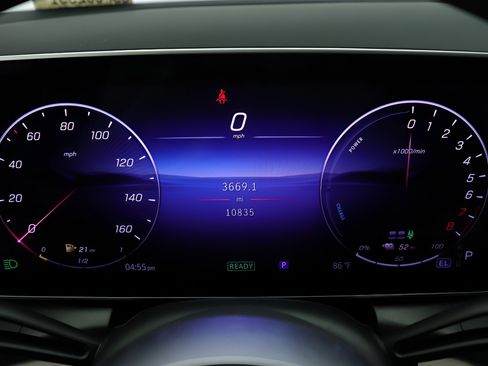 Used 2025 Mercedes-Benz GLC 350e 4MATIC image 11