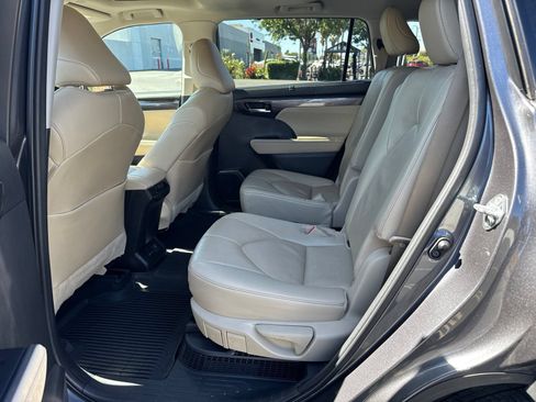 Used 2023 Toyota Highlander Limited AWD/4WD image 27