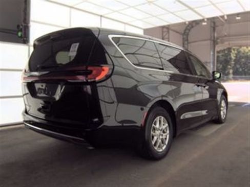 Used 2023 Chrysler Pacifica Touring-L FWD image 2