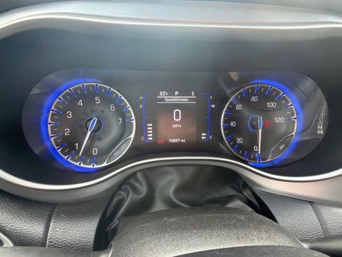 Used 2020 Chrysler Pacifica Touring-L w/ S Appearance Package FWD image 9