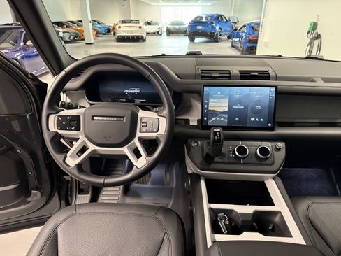 Used 2025 Land Rover Defender 130 X-Dynamic SE AWD/4WD image 3