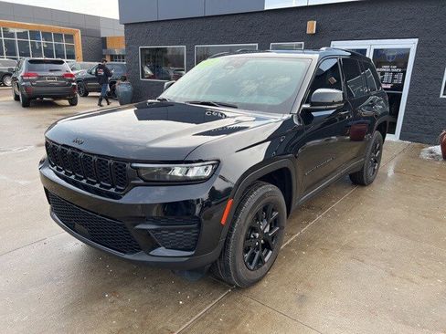 Certified 2024 Jeep Grand Cherokee Altitude image 3