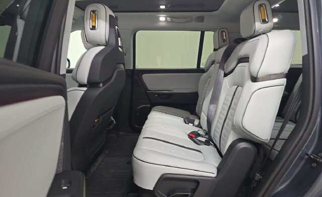 Used 2025 Rivian R1S Adventure Dual AWD/4WD image 7
