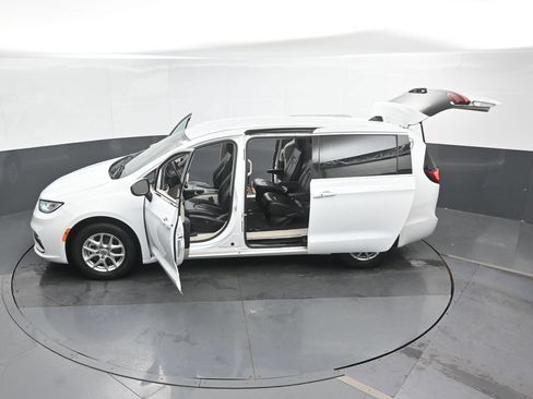 Used 2023 Chrysler Pacifica Touring-L FWD image 50
