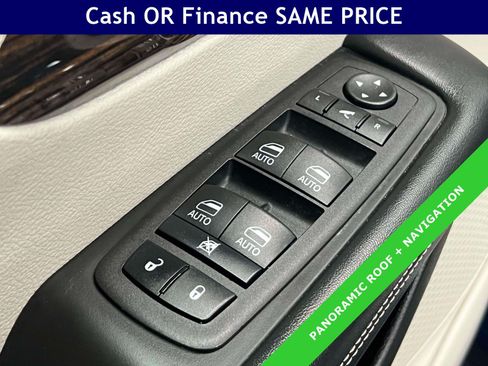 Used 2023 Chrysler Pacifica Limited w/ Uconnect Theater Family Group FWD image 17