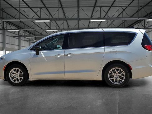 Used 2024 Chrysler Pacifica Touring-L FWD image 2