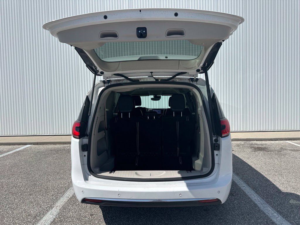 Used 2024 Chrysler Pacifica Touring-L FWD image 15