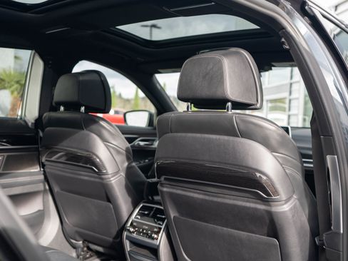 Used 2018 BMW 750i image 40