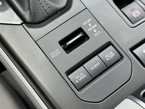 Used 2020 Toyota Highlander LE AWD/4WD image 22