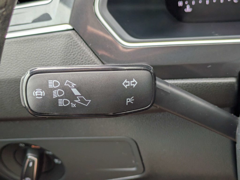 Certified 2024 Volkswagen Tiguan SE R-Line FWD image 31