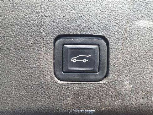 Used 2022 Chevrolet Traverse LT image 11