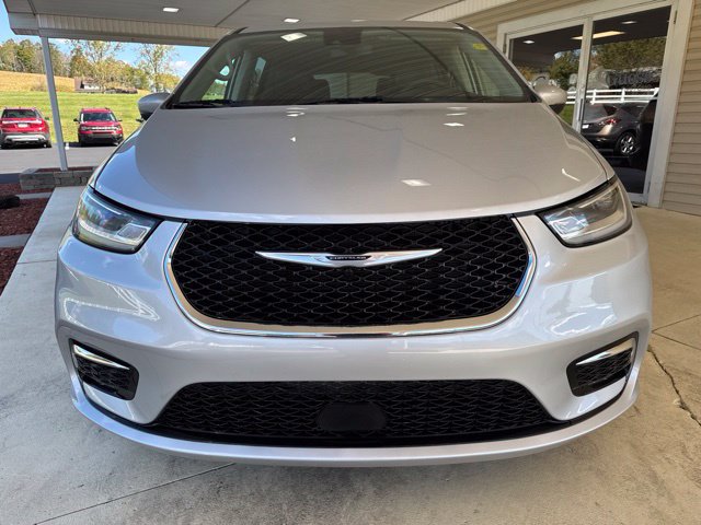 Used 2023 Chrysler Pacifica Touring-L FWD image 11