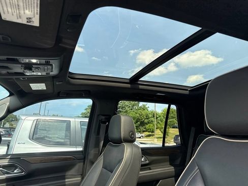 Used 2021 Chevrolet Tahoe Premier w/ Premium Package AWD/4WD image 3