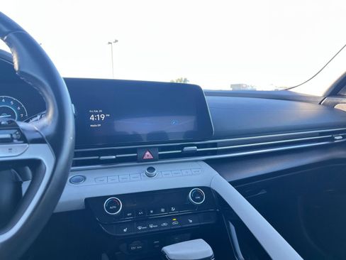 Used 2025 Hyundai Elantra Limited image 17