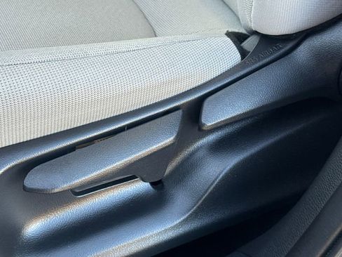 Used 2022 Toyota Corolla Cross L image 21