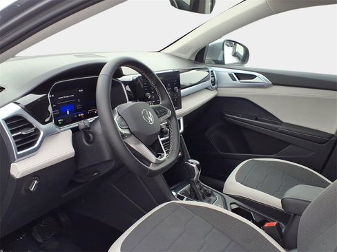 Used 2025 Volkswagen Taos SE w/ Panoramic Sunroof Package image 8