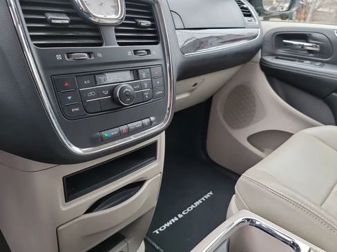 Used 2013 Chrysler Town & Country Touring image 16