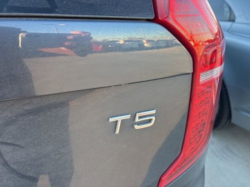 Used 2020 Volvo XC90 T5 Momentum image 7