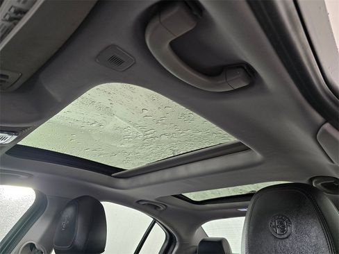 Used 2019 Alfa Romeo Giulia Base image 23