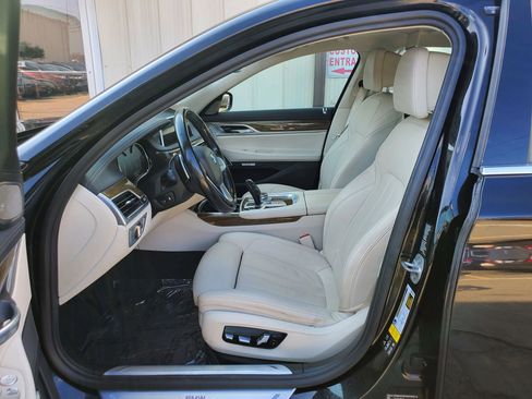 Used 2018 BMW 750i xDrive image 2