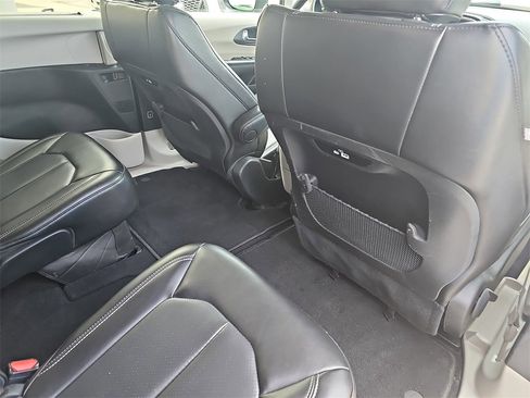Used 2023 Chrysler Pacifica Touring-L image 11