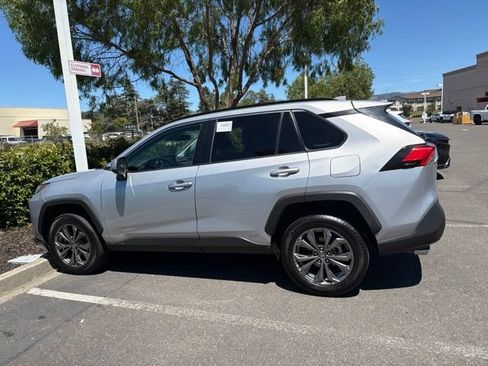 Used 2022 Toyota RAV4 XLE Premium AWD/4WD image 18